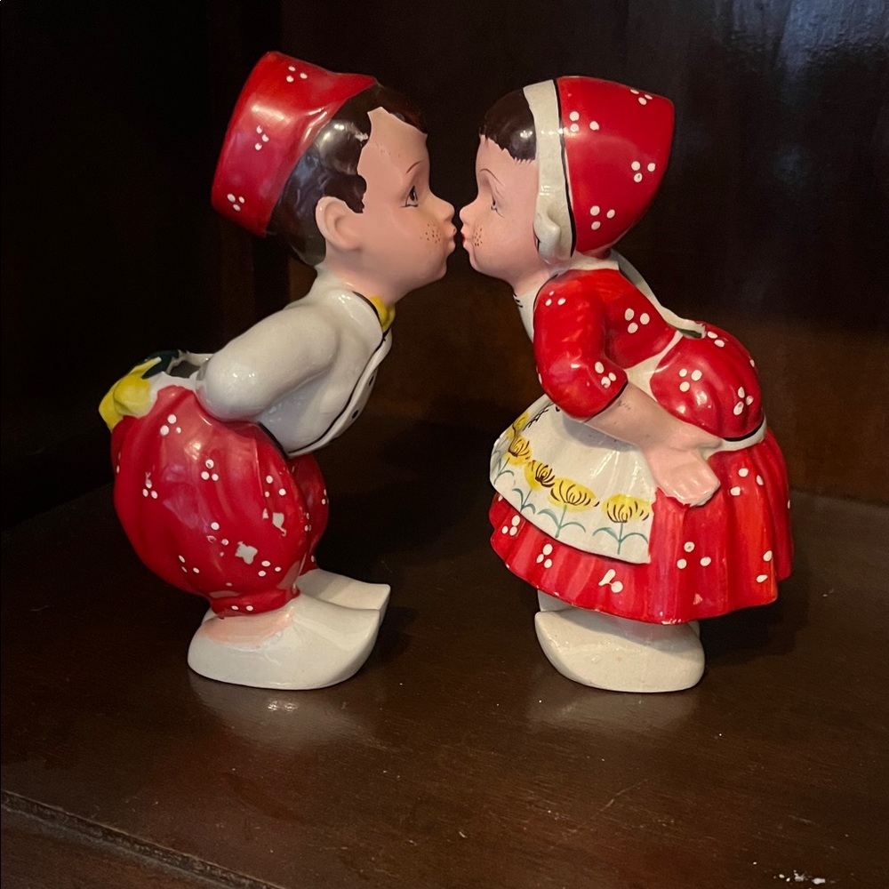 Vintage Ucagco Ceramics Pair of Kissing Dutch Boy Girl Wall Pockets Japan